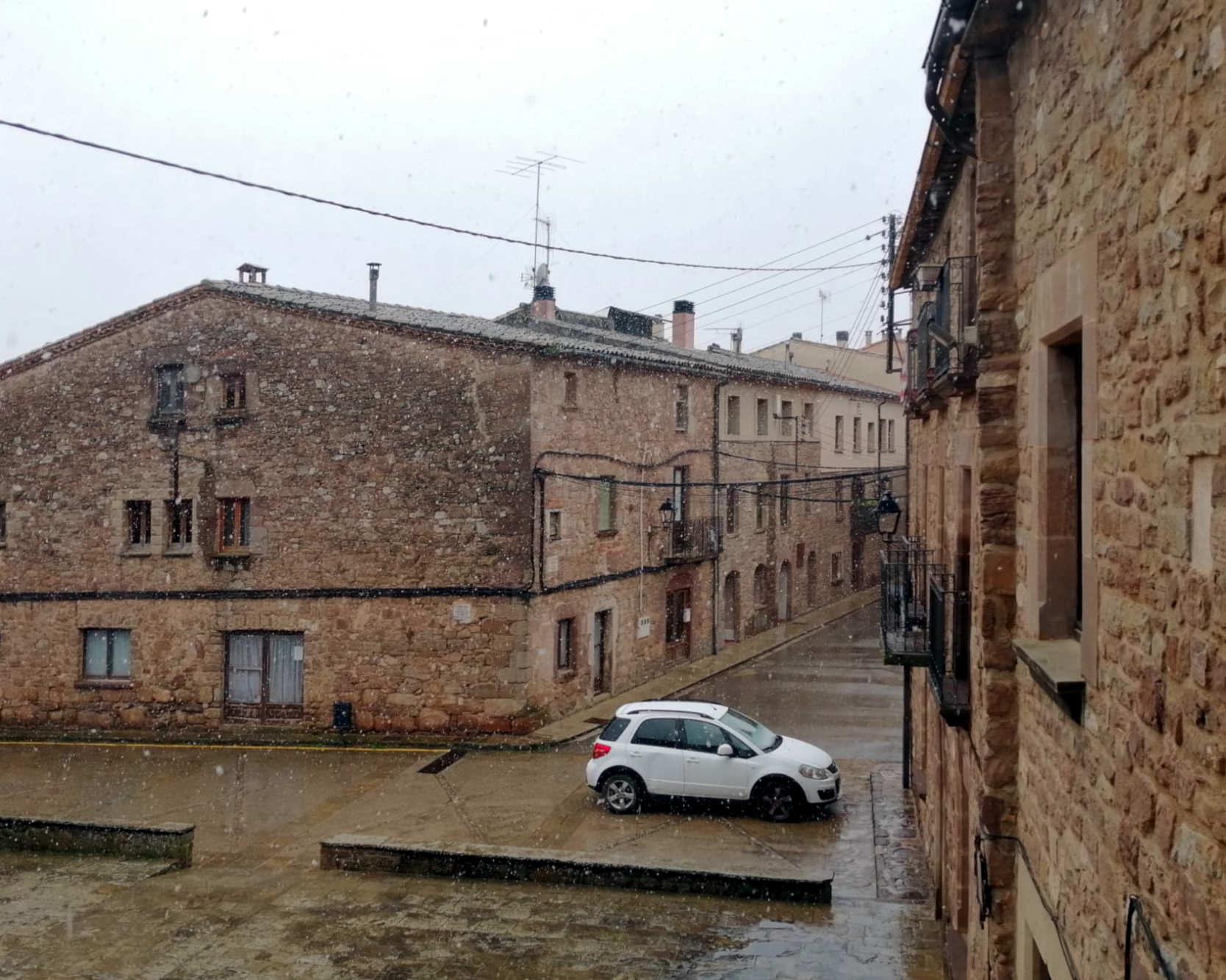 Primera nevada de l'any a l'Estany, a les portes de la primavera